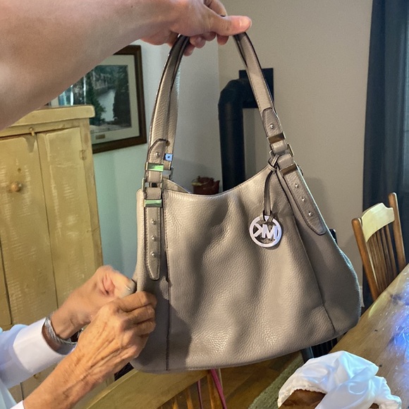 Micheal Kors Saddle Bag. MED-LARG. - Picture 5 of 8